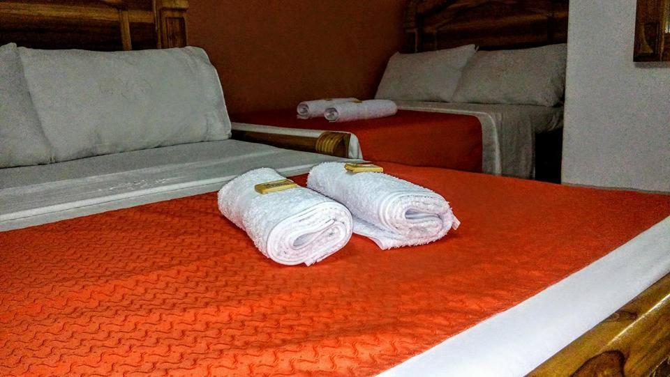 Hotel Las Guacamayas Гуатапе Экстерьер фото