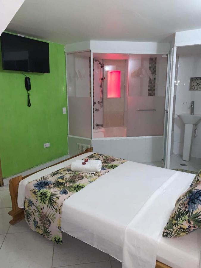 Hotel Las Guacamayas Гуатапе Экстерьер фото