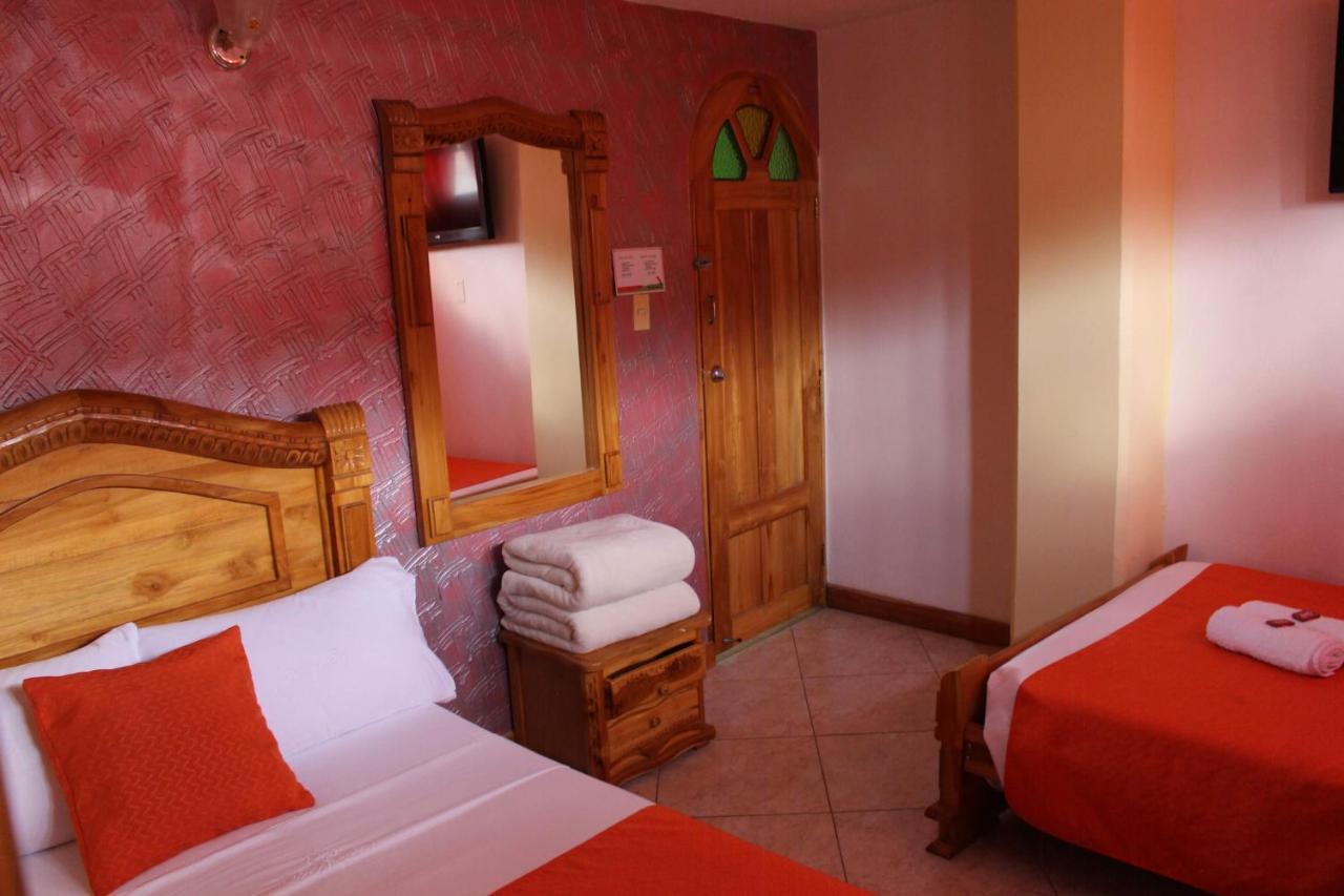 Hotel Las Guacamayas Гуатапе Экстерьер фото