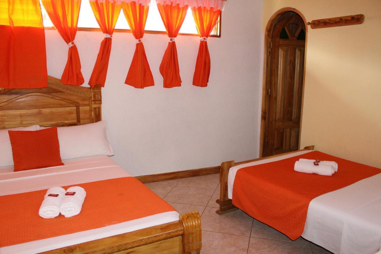 Hotel Las Guacamayas Гуатапе Экстерьер фото